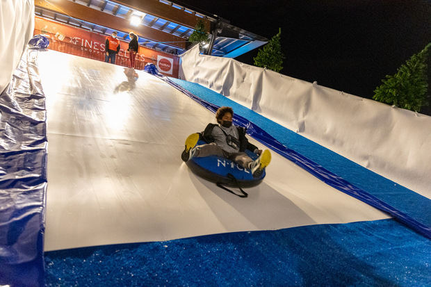 El centro comercial Finestrelles inaugura un gran tobogán de hielo solidario