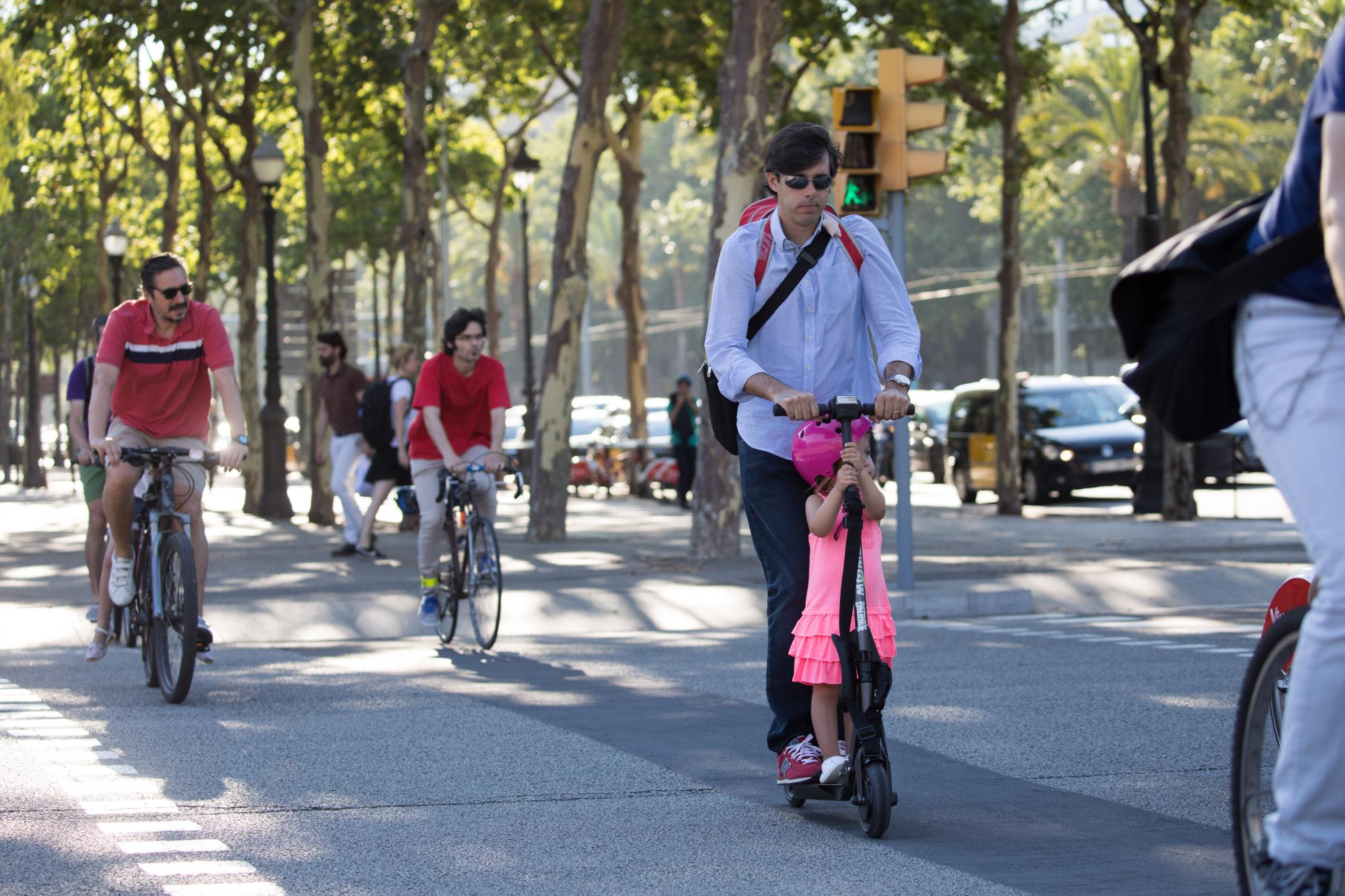 L'Hospitalet pone en marcha una prueba piloto para regular la circulación de patinetes eléctricos