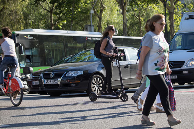 Cornellà contempla exigir un carnet para circular con patinete y bicicleta