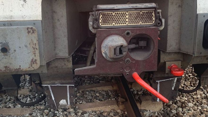 Un tren de Rodalies descarrila en su entrada en la estación de El Prat de Llobregat