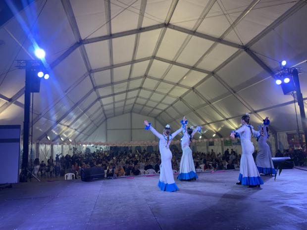 Un fin de semana lleno de espectáculos como las presentaciones de la Escuela de Baile Flamenco de la Casa de Sevilla, intercambio con otras entidades, las rumbas del grupo "Aromas de Andalucía" y la actuación de la cantante Ana Mena