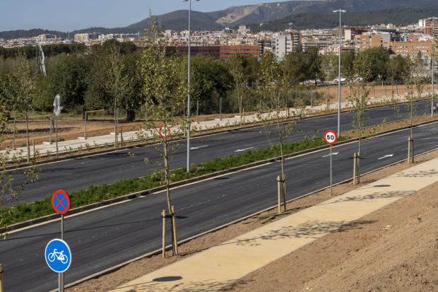 La vía de cornisa que conecta los barrios del eje de la riera de Sant Climent con el polígono Can Calderon