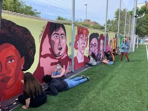 Viladecans engalana el campo de fútbol municipal con un gran mural feminista