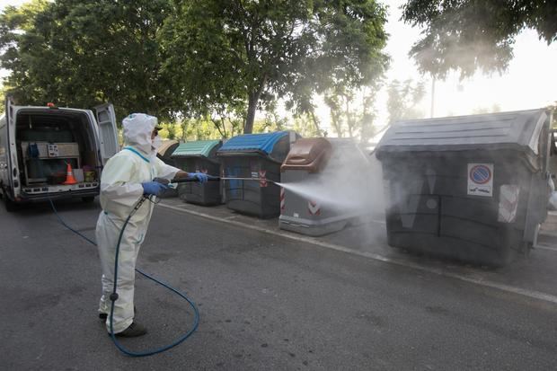 Viladecans refuerza la desinfección del espacio público y la recogida de residuos para evitar rebrotes de Covid-19