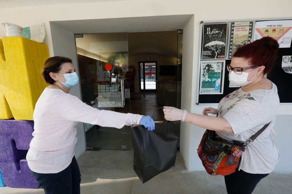Viladecans reparteix elements de seguretat als establiments comercials