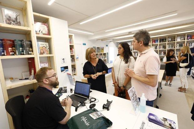 El Bibliomercado llega al barrio de Santa Eulàlia de l'Hospitalet