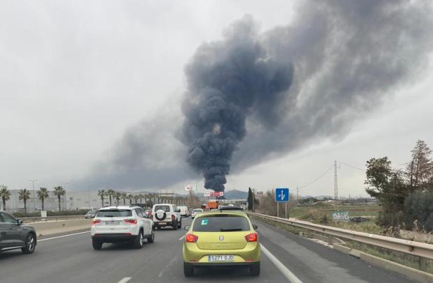 Impresionante incendio en una nave de neumáticos en Sant Boi