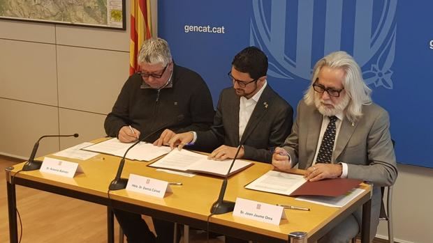De izquierda a derecha: Antonio Balmón, Damià Calvet y Jaume Oms durante la firma, este jueves, del acuerdo de colaboración para poner en marcha el proyecto de la C-245