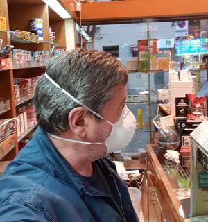 Juan Serrano de cara al público con mascarilla, adoptando medidas excepcionales para poder atender a los clientes ante la alerta sanitaria del Covid-19