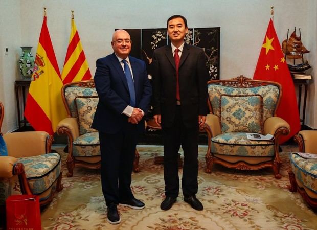 El Cónsul General de China en Barcelona en funciones recibe a 'El Llobregat'