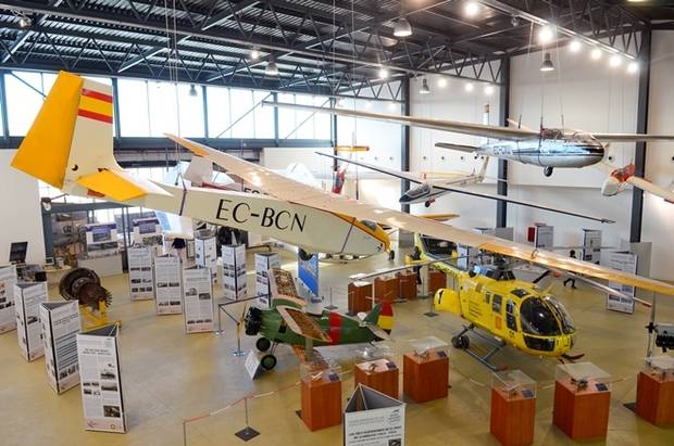 El Prat exposa un segle d’aviació a la ciutat