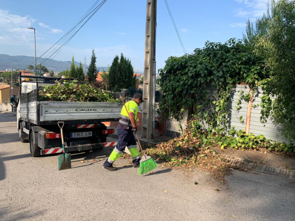 Continúan los trabajos de limpieza viaria en las calles del núcleo urbano y tres barrios de Abrera