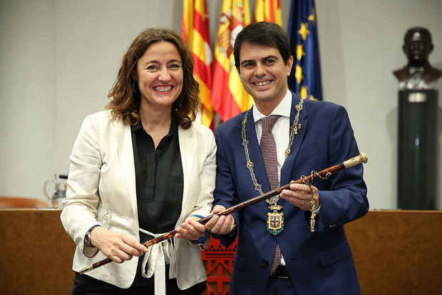 Mercè Conesa entregando la batuta de mando a Marc Castells, nuevo presidente de la Diputació de Barcelona.