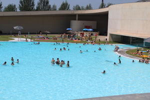 Abiertas las piscinas exteriores de Cornellà: zona de hamacas y entrada exprés económica