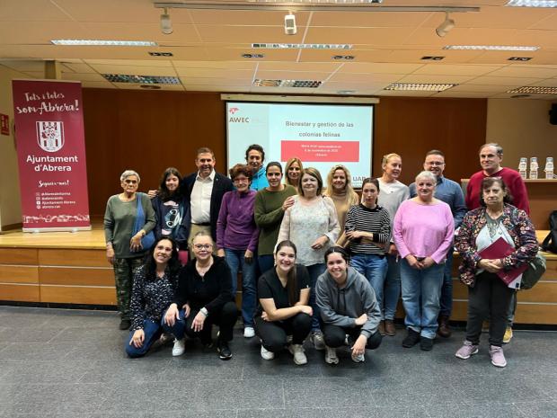 Abrera imparte una formación para los voluntarios que cuidan de las colonias de gatos