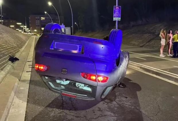  Un coche volcado en la carretera