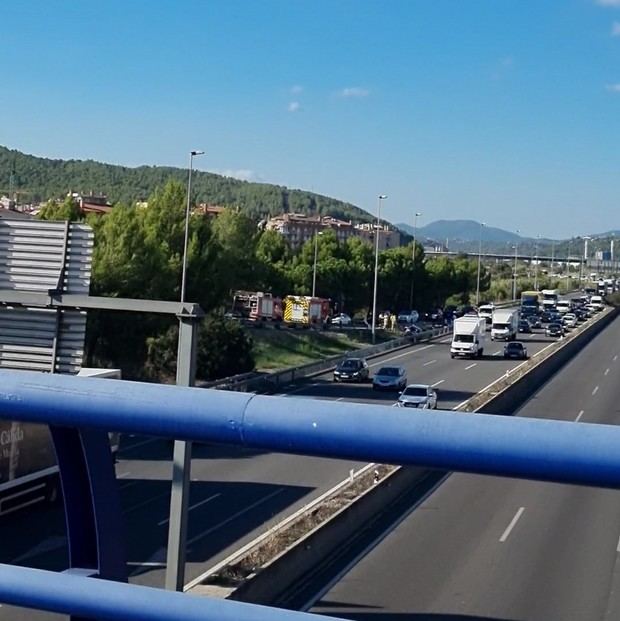 Un accidente y la avería de un camión en la A2 acumula más de 2 km de retención