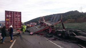 Un accidente entre dos vehículos pesados colapsa unas horas la A-2 entre Sant Andreu de la Barca y Pallejà
