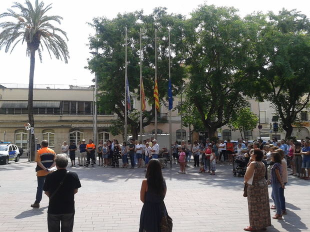 El acto de recuerdo a las víctimas ante el Ayuntamiento de Sant Boi.