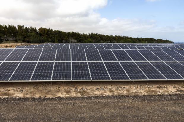 El Aeropuerto de El Prat producirá su propia energía: Aena instala placas fotovoltaicas