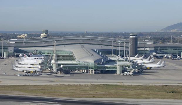 El número de pasajeros en el aeropuerto del Prat cae un 79% en agosto respecto al año anterior