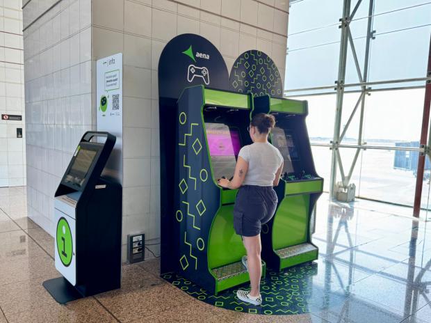 Bicis que cargan el móvil y máquinas arcade: así quiere el aeropuerto de El Prat mejorar tu espera