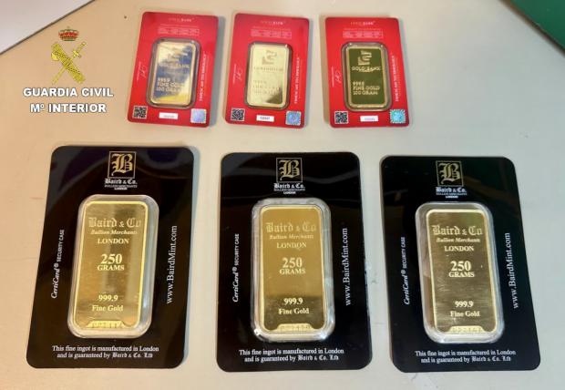 Un hombre intenta burlar los controles de aduanas con un kilo de oro escondido en un ordenador