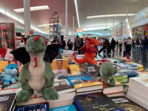 Sant Jordi surca los cielos: libros, rosas y dragones en el Aeropuerto de El Prat