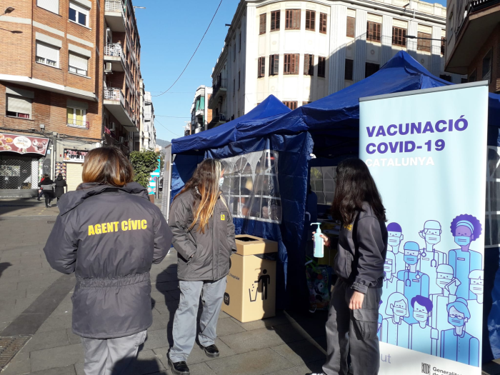 Los agentes cívicos apoyan a los puntos de vacunación móvil contra el Covid-19