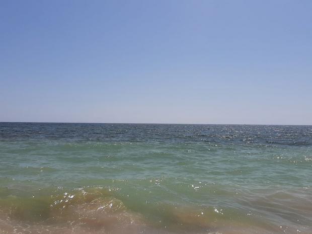 Te explicamos por qué el agua de las playas de Castelldefels tiene un color extraño