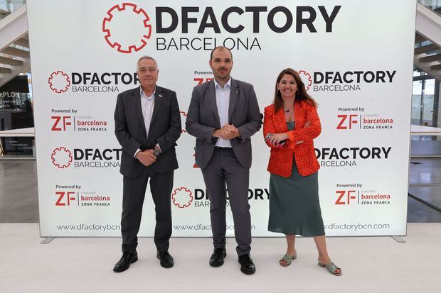 De izquierda a derecha: el delegado del Estado en el CZFB, Pere Navarro; el conseller de Presidencia de la Generalitat de Catalunya, Albert Dalmau; y la directora general de la entidad, Blanca Sorigué.