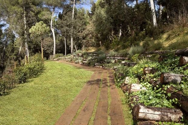 'El camí del bosc' en el cementerio de Roques Blanques en el Papiol.