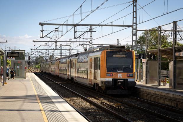 La estación de la playa de Castelldefels amplía su oferta durante el verano con 20 trenes más al día