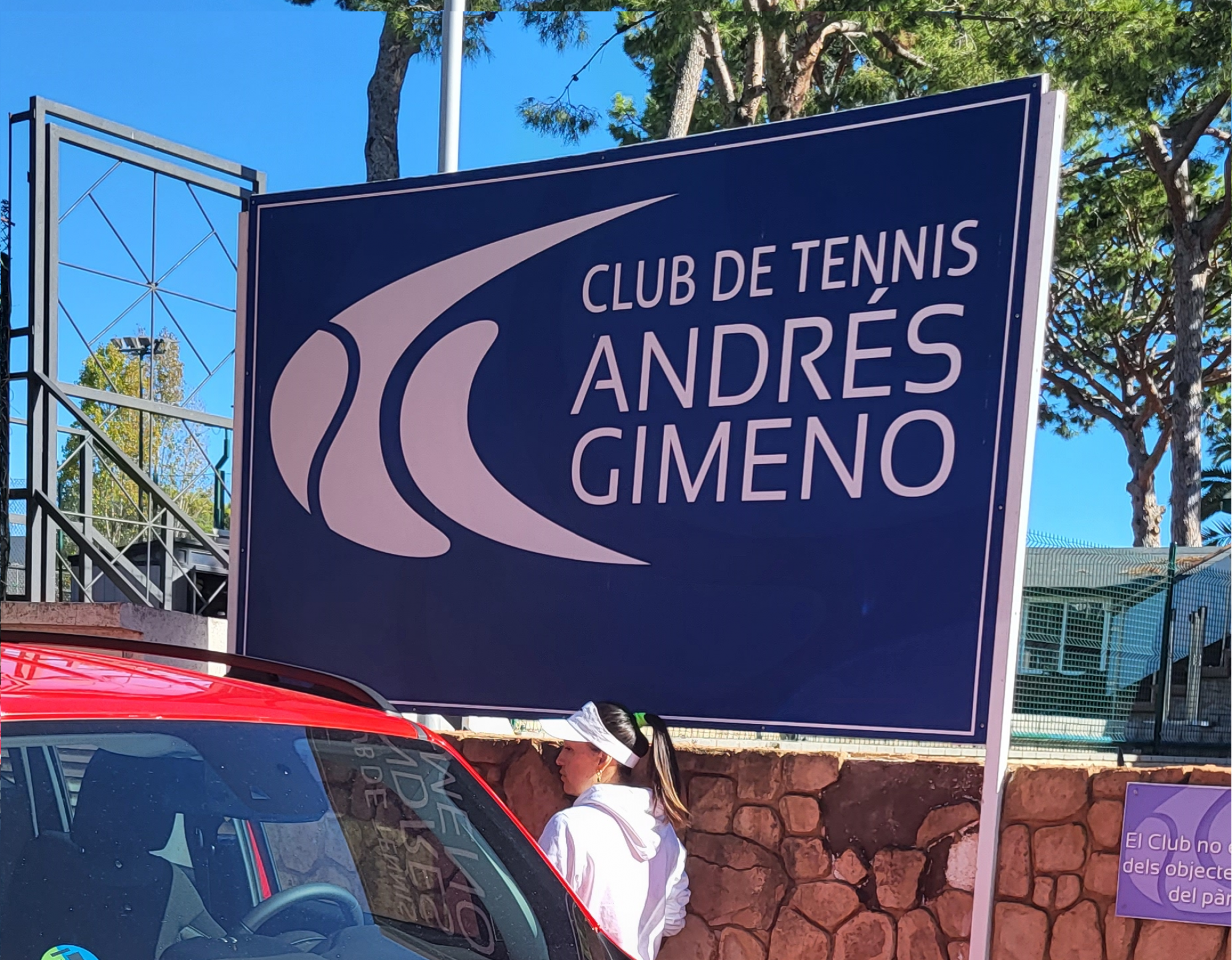 Escándalo en el Club de Tennis Andrés Gimeno: robos en los vestuarios a plena luz del día
