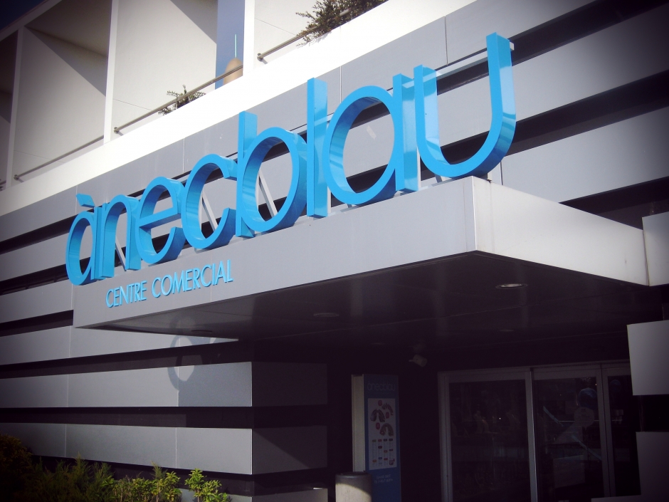 Una grúa provoca el hundimiento del suelo en una obra del Ànec Blau en Castelldefels