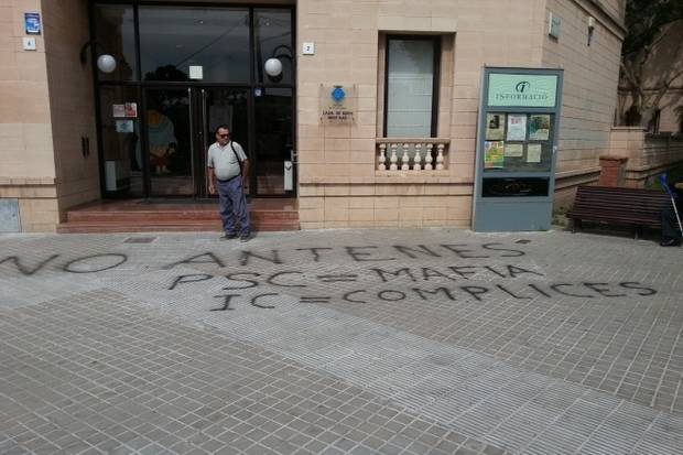 Se intensifica la protesta contra la instalación de una antena de telefonía en Sant Boi