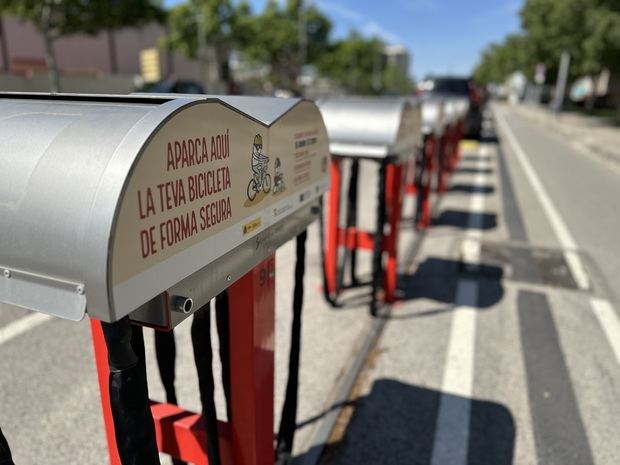 L'Hospitalet pone en marcha su servicio de aparcamiento gratuito y seguro para bicicletas