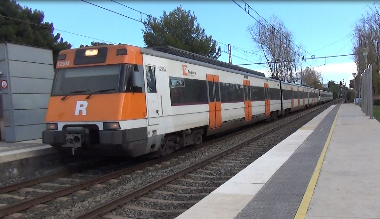 Renfe reforça el transport a la platja de Castelldefels