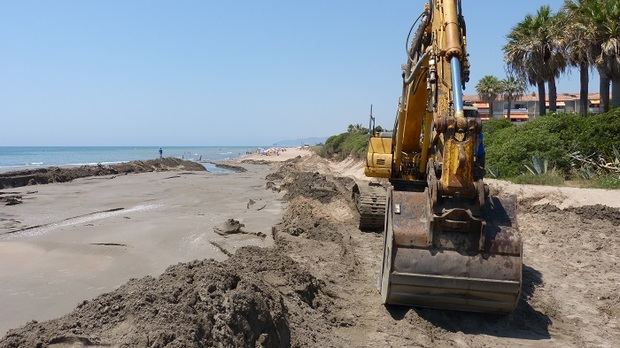 Aportación de 2.000 metros cúbicos de arena para frenar la regresión de la playa de Gavà.