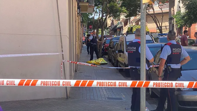 Los Mossos investigan la muerte de un joven de 30 años apuñalado en plena calle