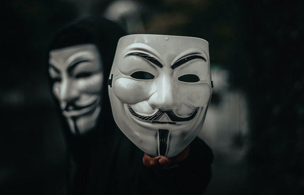Un atracador usa una máscara de Anonymous para robar con violencia en una tienda de Martorell