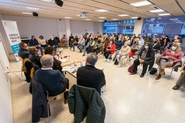 La Audiencia de vecindario de la playa pone el foco en la reforma de la Avinguda dels Banys de Castelldefels