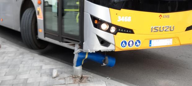 Susto. Un autobús metropolitano se queda a tres ruedas en Sant Boi