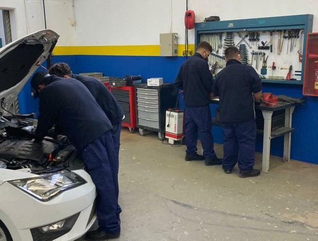12 jóvenes se forman en reparación y mantenimiento de vehículos ligeros en l'Hospitalet