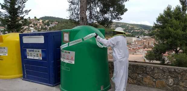 Momento en el que se ha precintado el contenedor con el nido de avispa asiática en Vallirana.