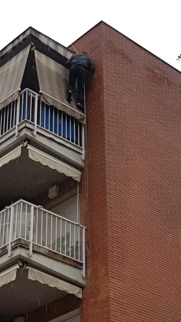 El vecino de Sant Andreu cuando intentaba acceder a su vivienda. 