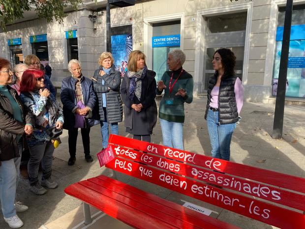 La plaza del ayuntamiento hospitalense pinta de rojo un banco en memoria a las víctimas machistas