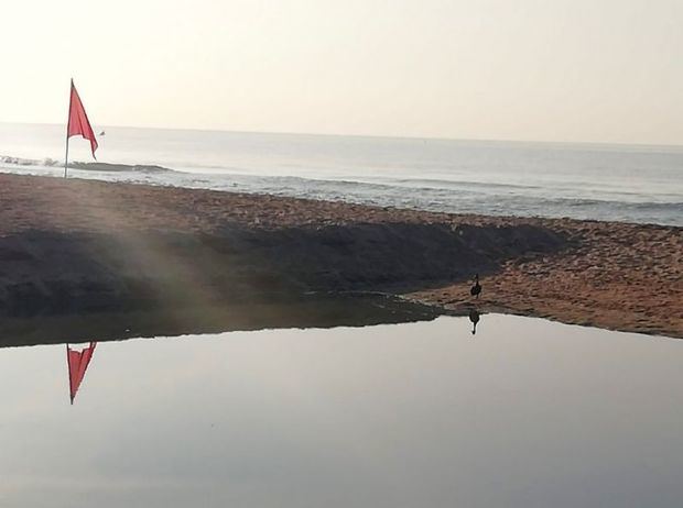 Una avería en el colector de Castelldefels vuelve a verter aguas residuales en el mar