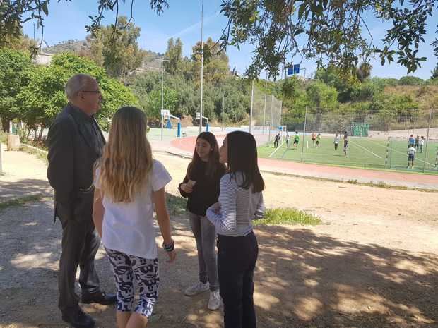 Bargalló promociona el plan educativo 0-20 durante su visita a los colegios de Esplugues
