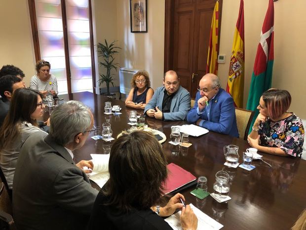 Josep Bargalló, conseller d'Ensenyament, -segundo por la derecha- junto a Carles Ruiz, alcalde de Viladecans, -segundo por la izquierda- en la reunión que han mantenido en el Ayuntamiento de Viladecans. 